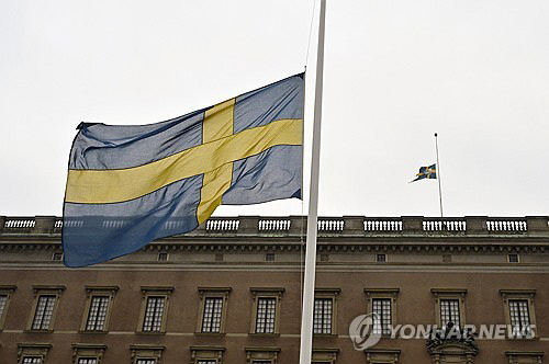 총격 참사에 조기 게양한 스웨덴 왕궁. EPA 연합뉴스